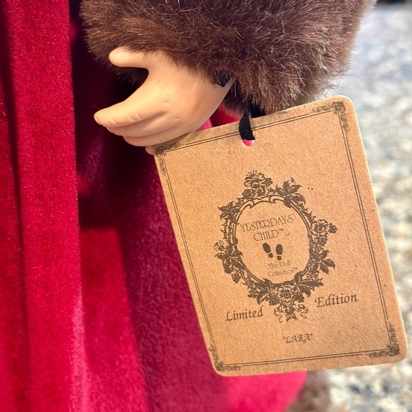 1998 BOYDS COLLECTION LTD. 16”PORCELAIN DOLL, LARA,WITH POLAR BEAR. ALL ORIGINAL - Picture 4 of 16